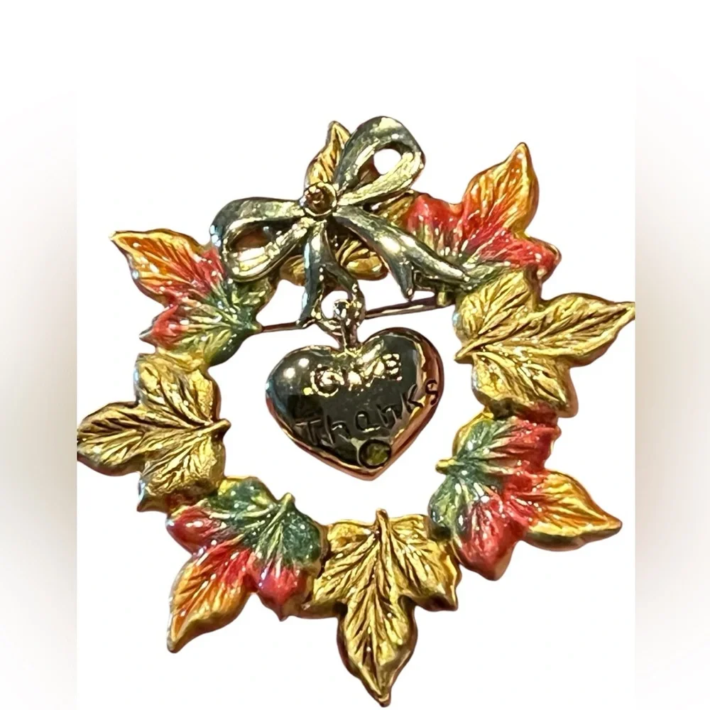 Vintage KC “Give Thanks” wreath brooch - Picture 2 of 5